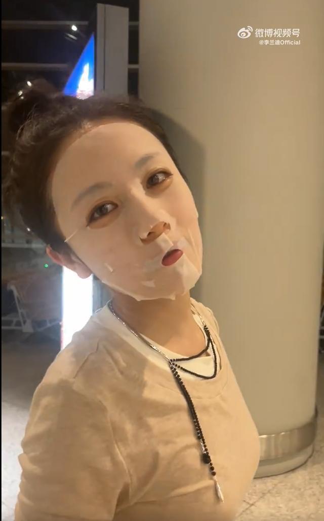 李兰迪机场敷面膜和粉丝打招呼 被调侃是“显眼包行为”