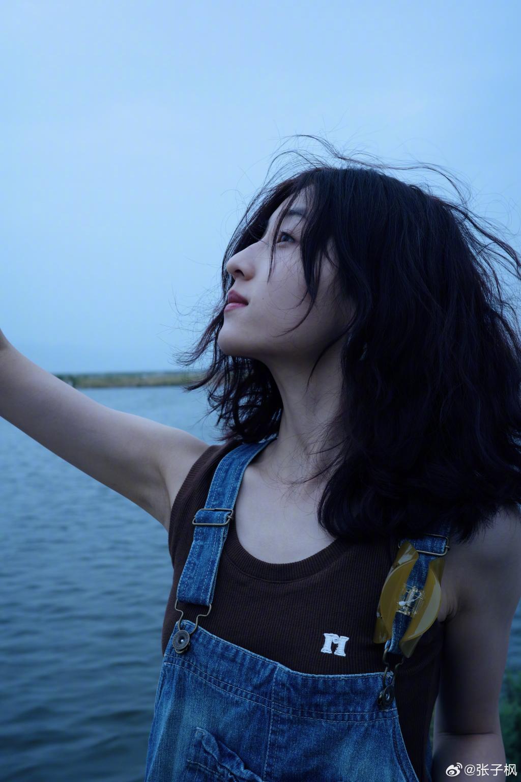 张子枫海边悠闲漫步 穿格纹裙尽显少女感