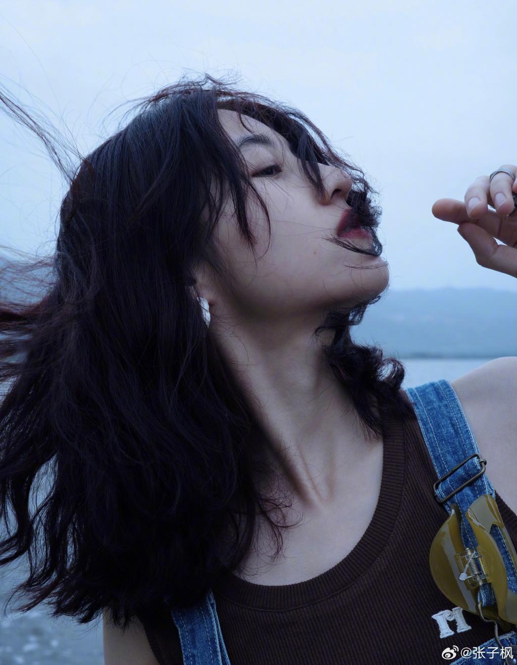 张子枫海边悠闲漫步 穿格纹裙尽显少女感