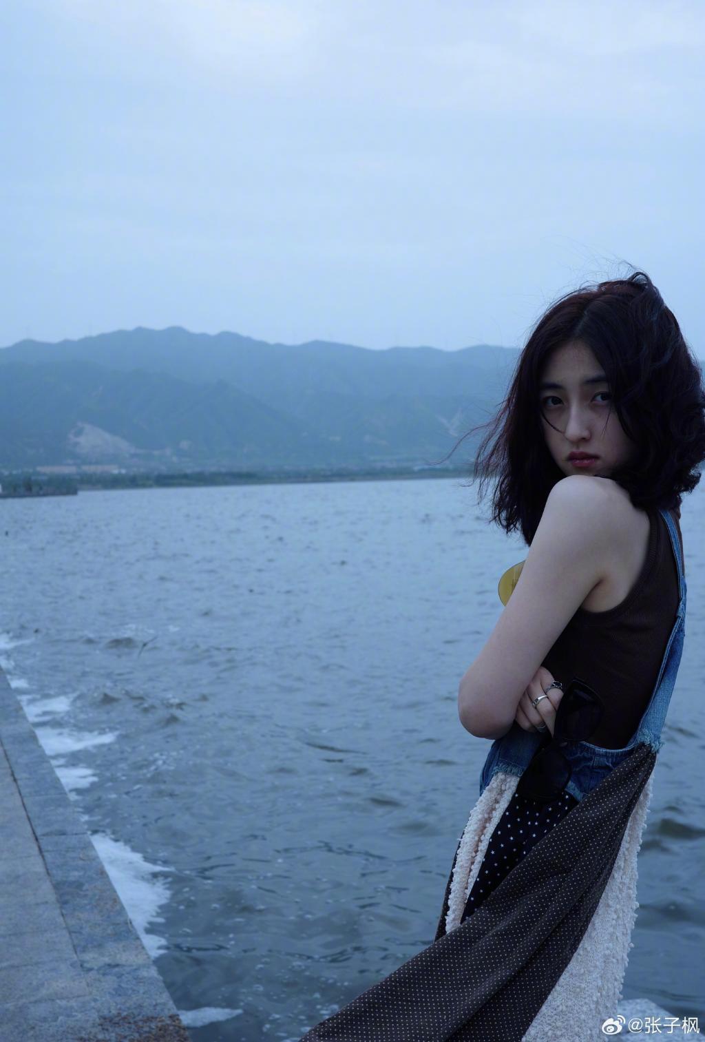 张子枫海边悠闲漫步 穿格纹裙尽显少女感