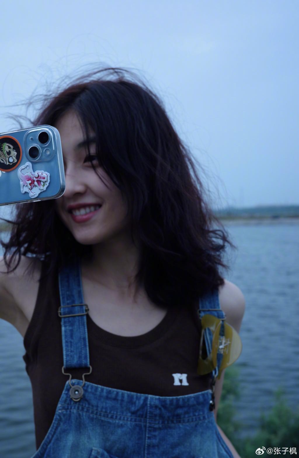 张子枫海边悠闲漫步 穿格纹裙尽显少女感