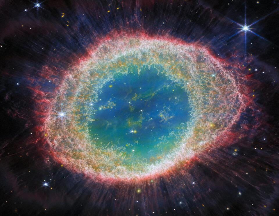 詹姆斯・韦伯太空望远镜拍摄到环状星云高清“全身照”