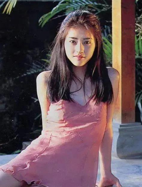 日本一代玉女掌门人，16岁凭盛世美颜出道！岁月是把杀猪刀