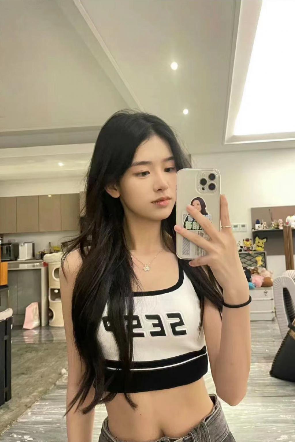 王思聪带四任女友回家，风格迥异，家中拍照宣誓主权