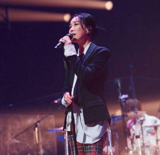 那英紧急取消出演！卷入李玟风波遭甄妮点名批评，已沦为资本商