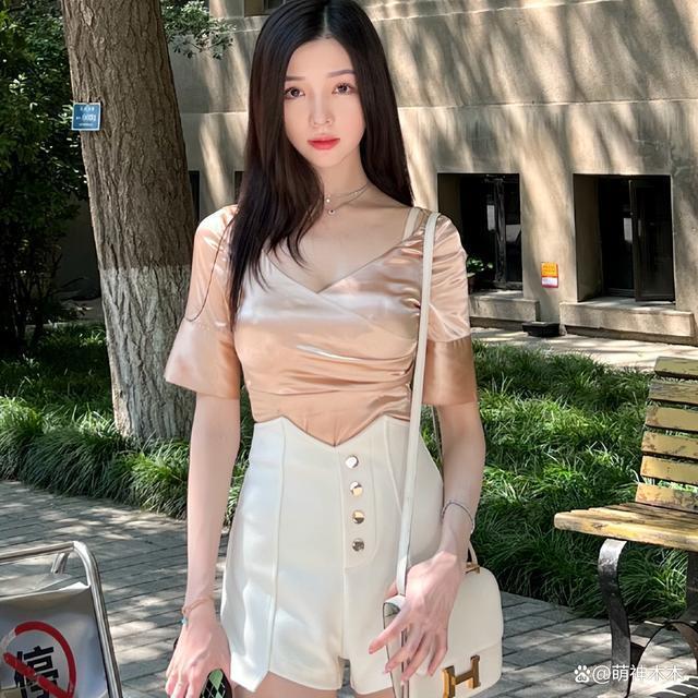 李现绯闻女友怒怼网友，承认离过婚，被问李现恋情：去问他啊
