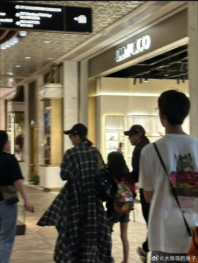 网友香港偶遇戚薇李承铉带女儿逛街 Lucky长腿醒目