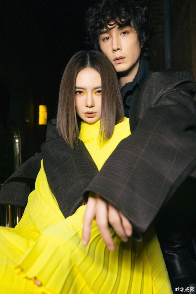 网友香港偶遇戚薇李承铉带女儿逛街 Lucky长腿醒目