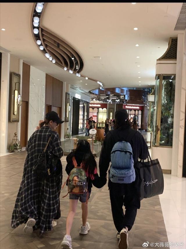 网友香港偶遇戚薇李承铉带女儿逛街 Lucky长腿醒目