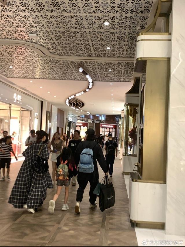 网友香港偶遇戚薇李承铉带女儿逛街 Lucky长腿醒目