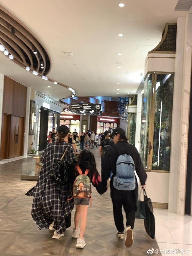 网友香港偶遇戚薇李承铉带女儿逛街 Lucky长腿醒目