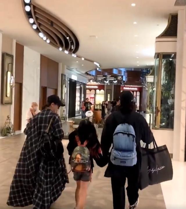 网友香港偶遇戚薇李承铉带女儿逛街 Lucky长腿醒目