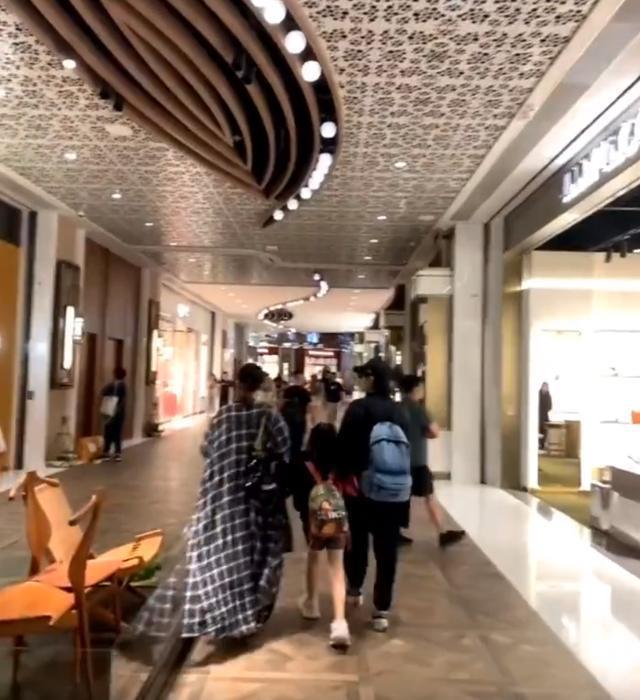 网友香港偶遇戚薇李承铉带女儿逛街 Lucky长腿醒目
