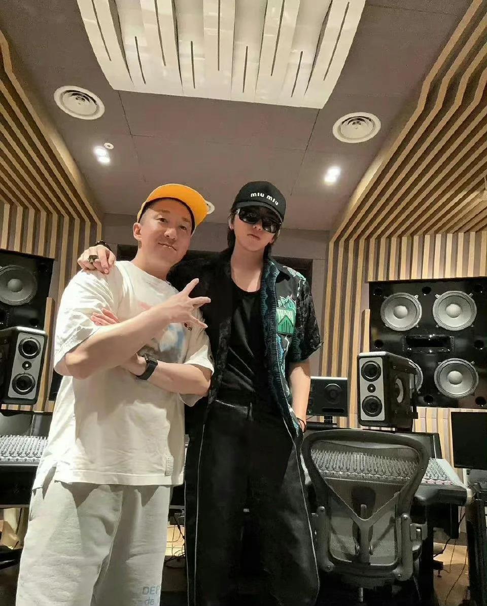 蔡徐坤晒与YG制作人合影 粉丝欢喜引路人网友不满