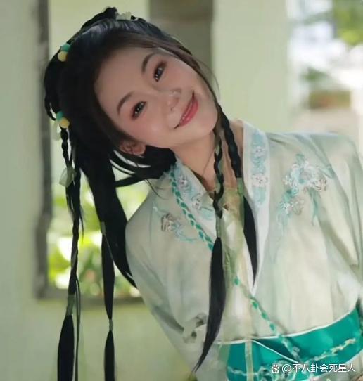 苗苗妹妹晒古装照，脸长鼻子塌假面感重，网友：感觉红不了