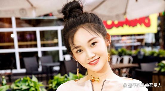 苗苗妹妹晒古装照，脸长鼻子塌假面感重，网友：感觉红不了