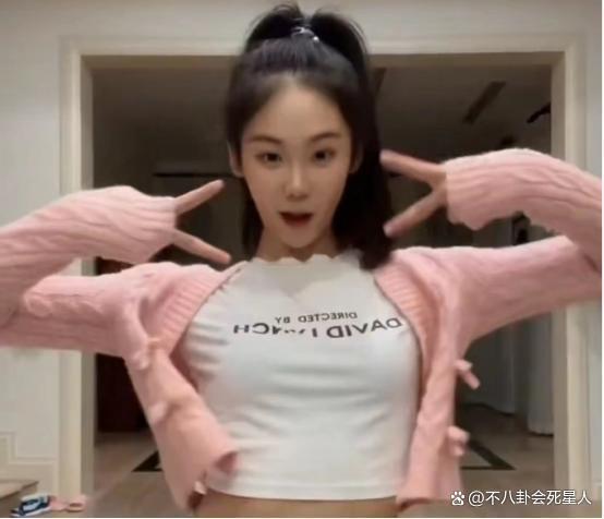 苗苗妹妹晒古装照，脸长鼻子塌假面感重，网友：感觉红不了