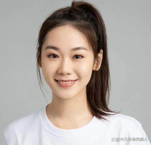 苗苗妹妹晒古装照，脸长鼻子塌假面感重，网友：感觉红不了