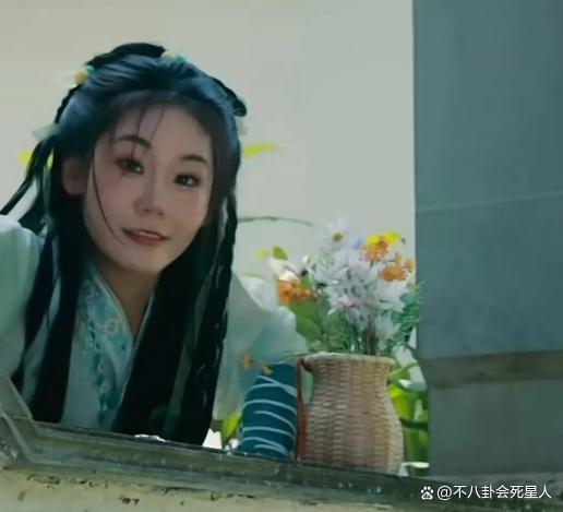 苗苗妹妹晒古装照，脸长鼻子塌假面感重，网友：感觉红不了