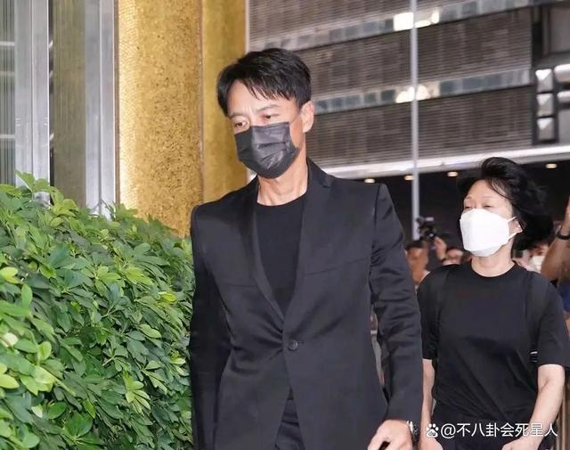 不扶李玟不发声被骂人品差，李克勤来内地赚钱的原因很心酸