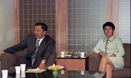 马氏兄弟双双娶女主播，为什么台湾富豪家族钟爱女主播？