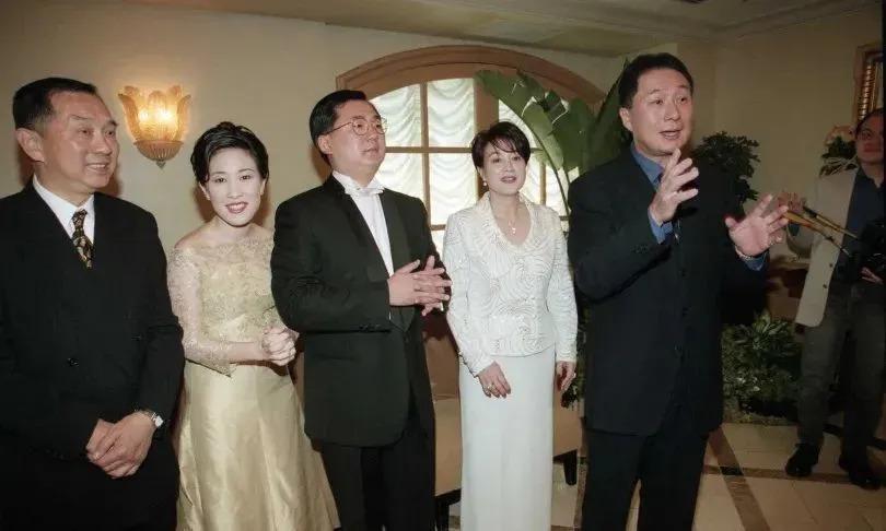 马氏兄弟双双娶女主播，为什么台湾富豪家族钟爱女主播？