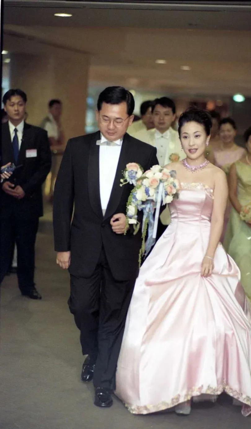 马氏兄弟双双娶女主播，为什么台湾富豪家族钟爱女主播？
