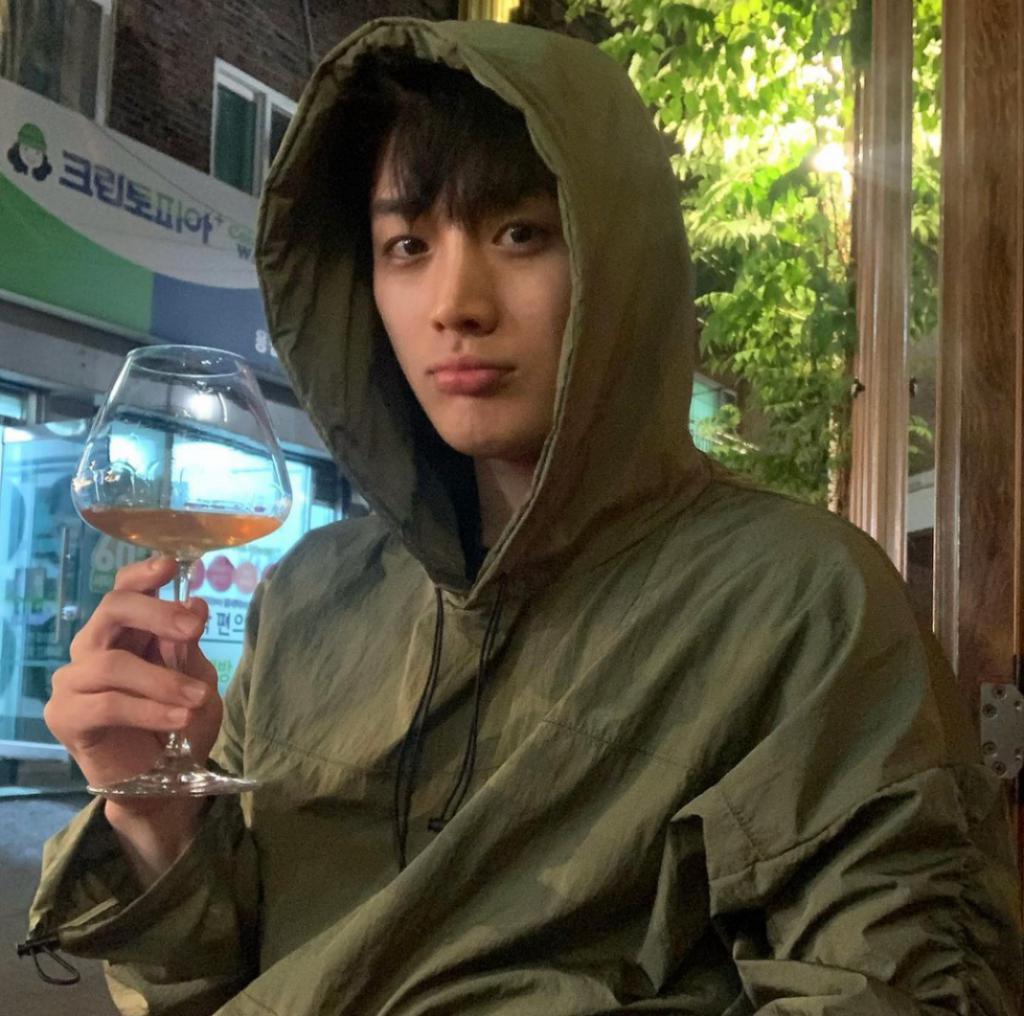 当红歌手与综艺新星被拍到逛街传出绯闻