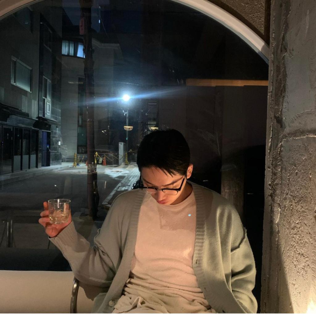 当红歌手与综艺新星被拍到逛街传出绯闻