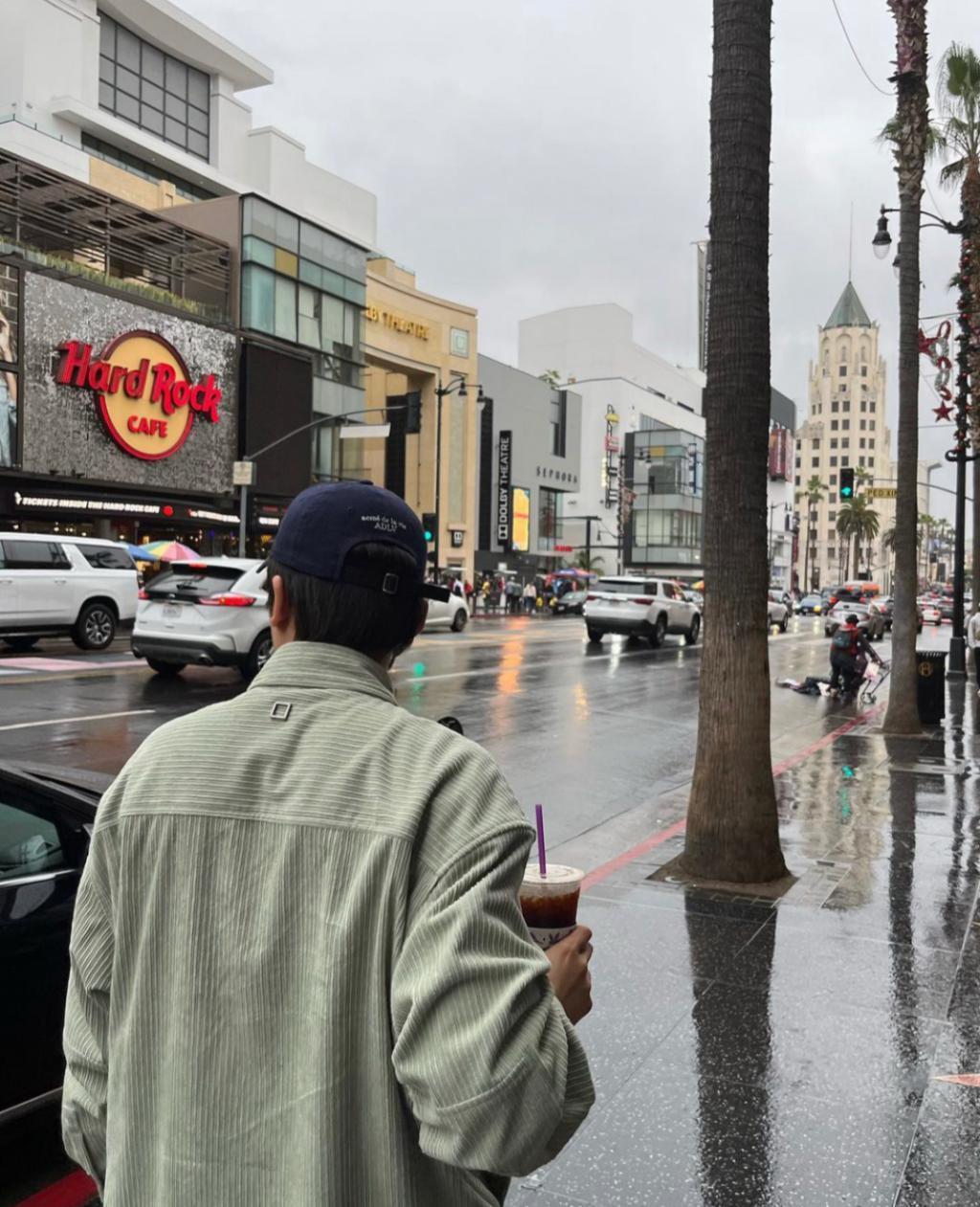 当红歌手与综艺新星被拍到逛街传出绯闻