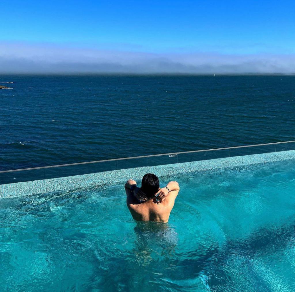 当红歌手与综艺新星被拍到逛街传出绯闻