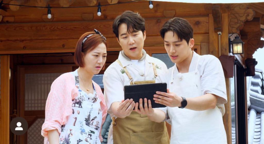 当红歌手与综艺新星被拍到逛街传出绯闻