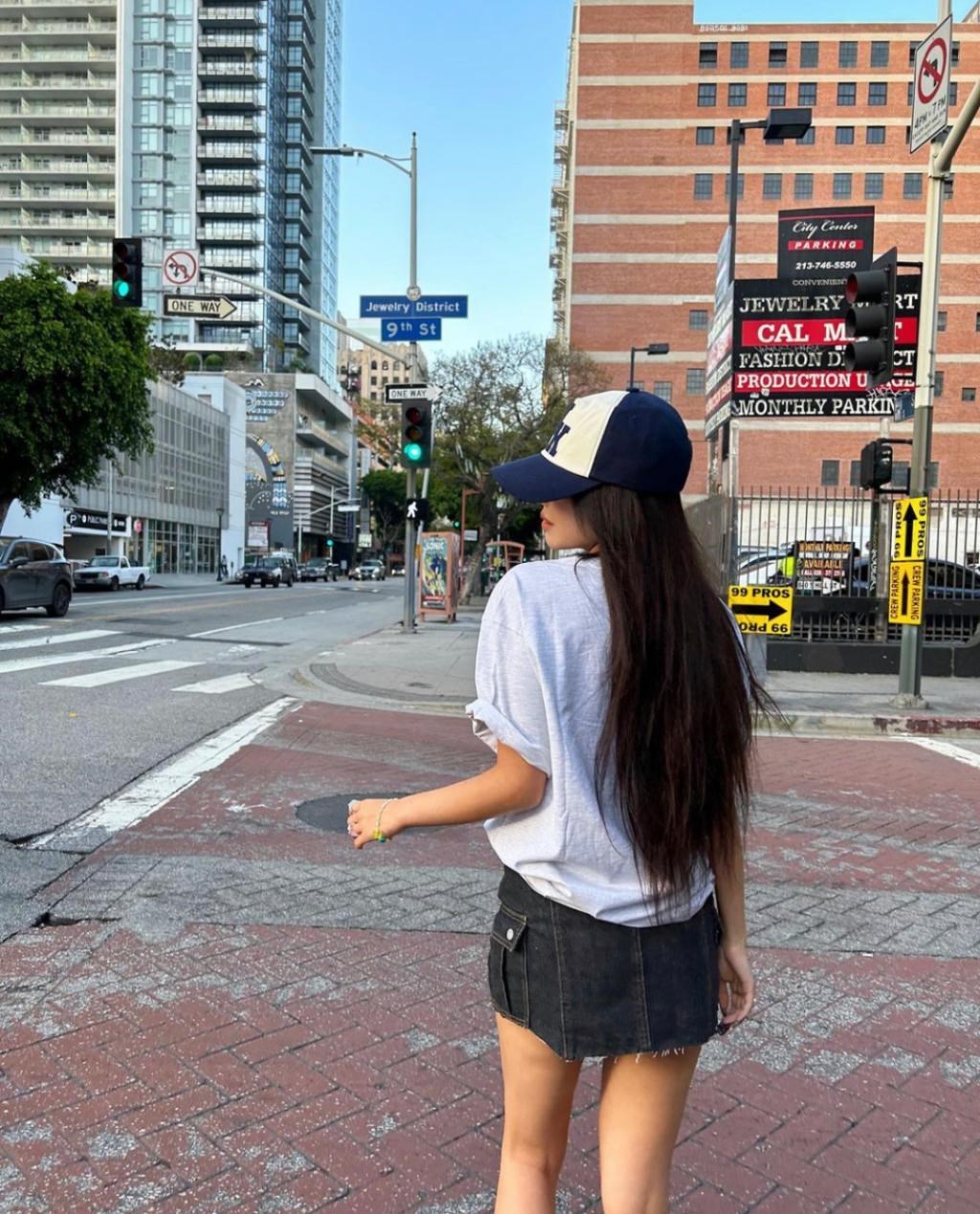 当红歌手与综艺新星被拍到逛街传出绯闻