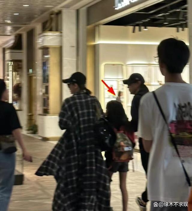 戚薇一家3口被偶遇，6岁Lucky暴风抽高，背2万包壕气不输王诗龄！
