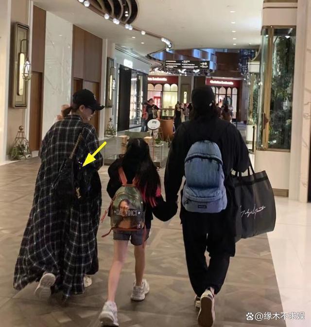 戚薇一家3口被偶遇，6岁Lucky暴风抽高，背2万包壕气不输王诗龄！