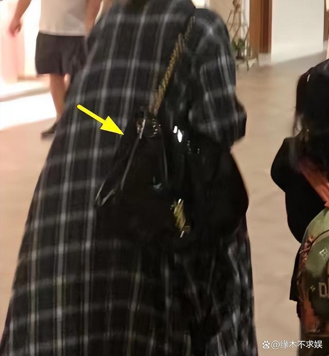 戚薇一家3口被偶遇，6岁Lucky暴风抽高，背2万包壕气不输王诗龄！