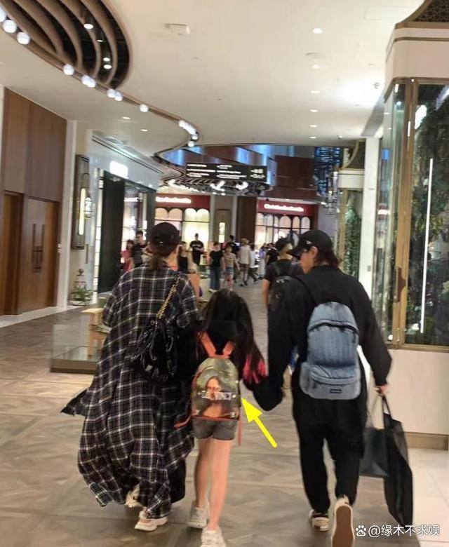 戚薇一家3口被偶遇，6岁Lucky暴风抽高，背2万包壕气不输王诗龄！