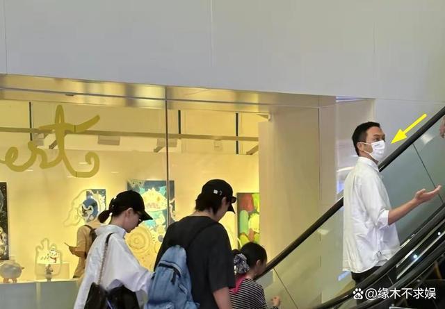 戚薇一家3口被偶遇，6岁Lucky暴风抽高，背2万包壕气不输王诗龄！