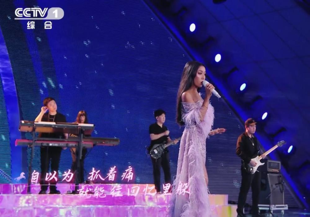 七夕晚会：周深压轴如精灵王子，张卫健宝刀未老，萨顶顶妆容好怪