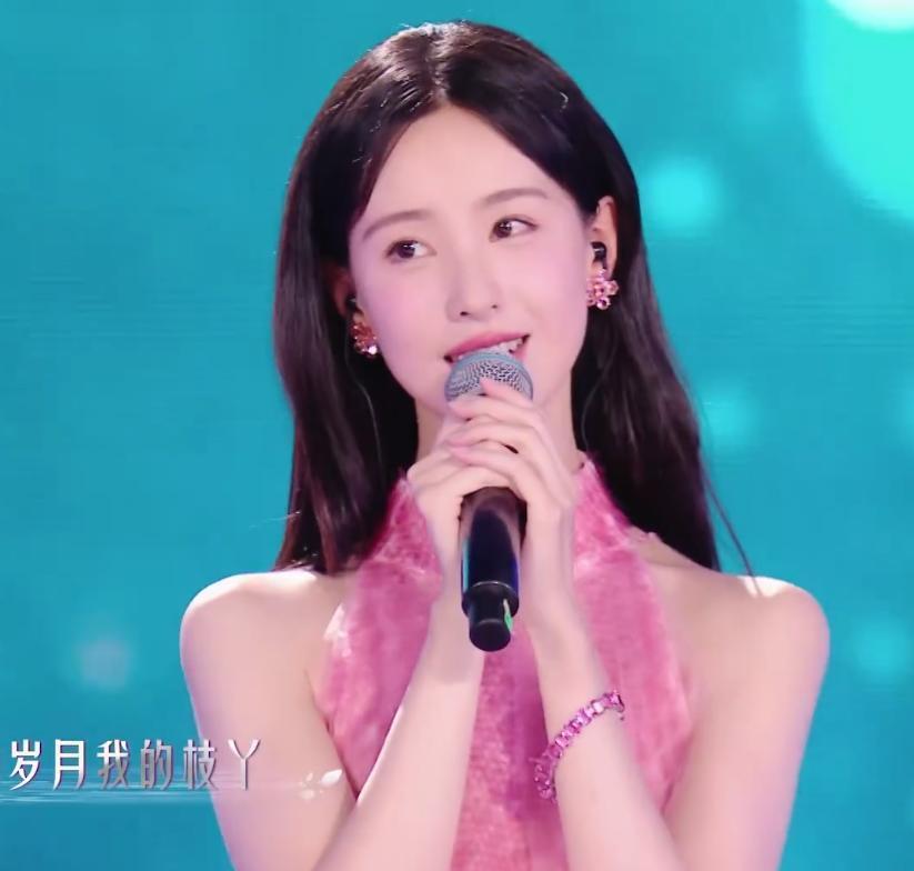 七夕晚会：周深压轴如精灵王子，张卫健宝刀未老，萨顶顶妆容好怪
