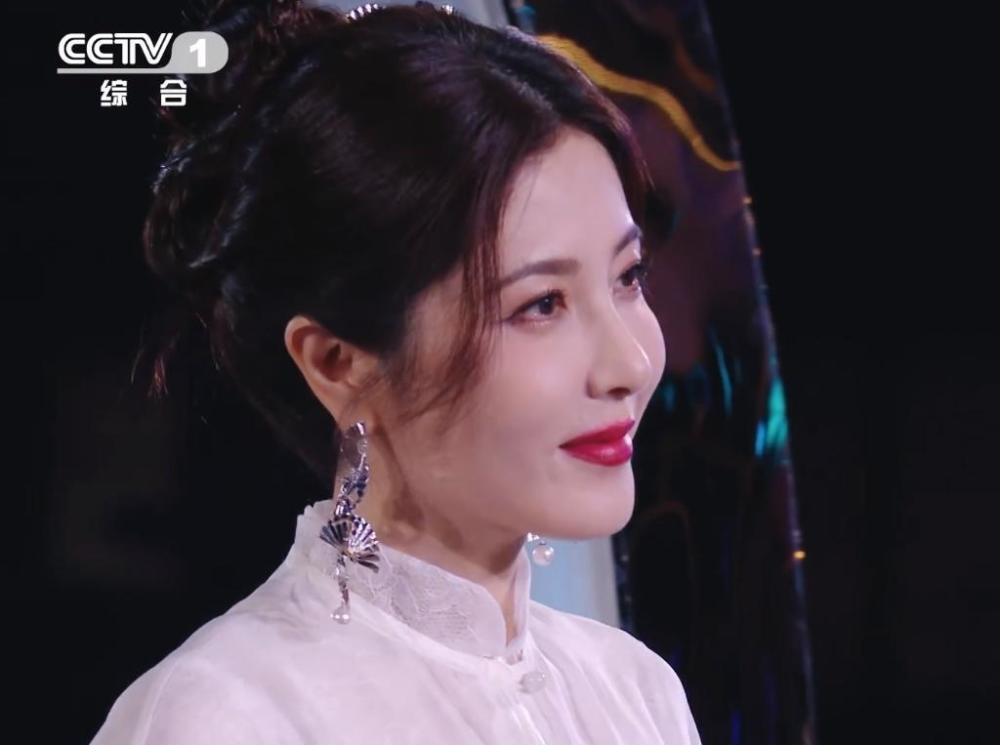 七夕晚会：周深压轴如精灵王子，张卫健宝刀未老，萨顶顶妆容好怪