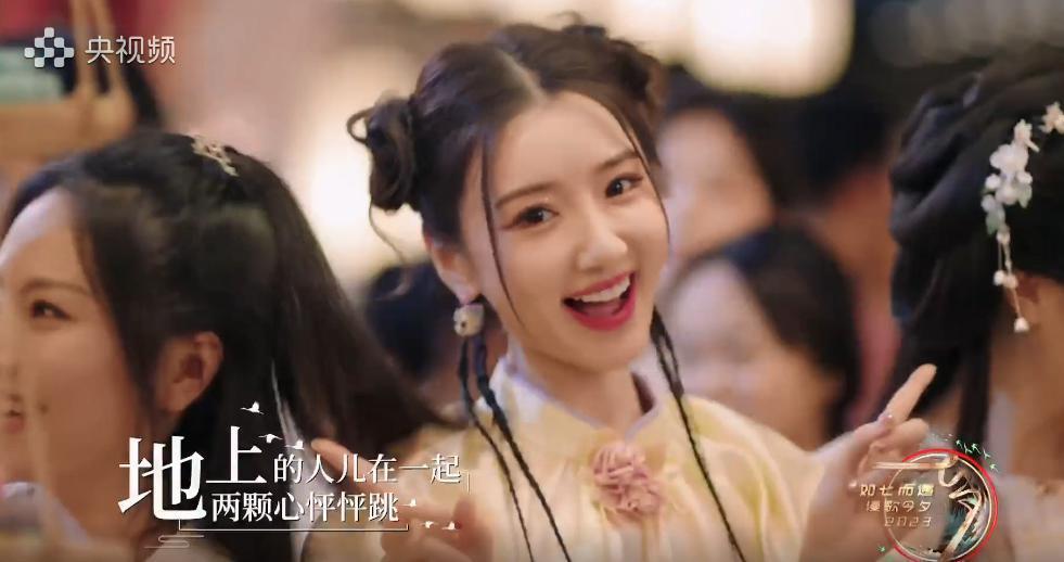 七夕这一夜，毛晓彤甜美似少女，陈都灵如美人鱼，曾黎端庄唱戏腔