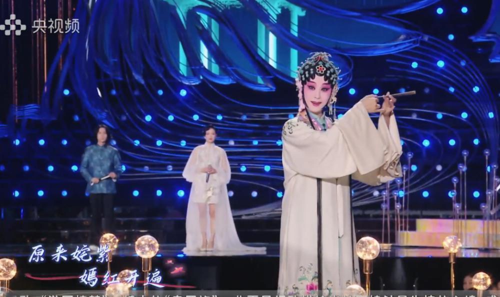 七夕这一夜，毛晓彤甜美似少女，陈都灵如美人鱼，曾黎端庄唱戏腔