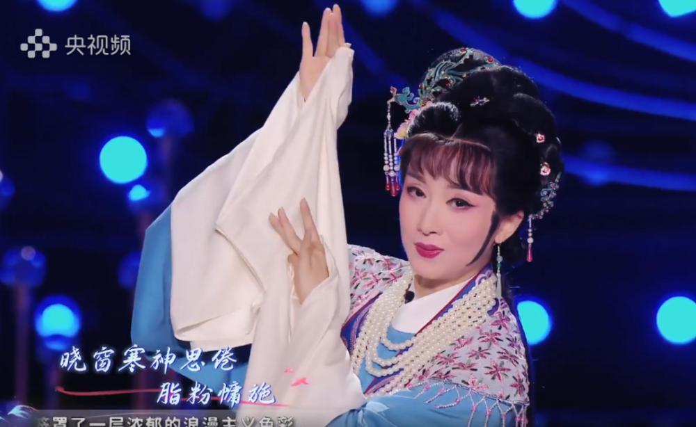 七夕这一夜，毛晓彤甜美似少女，陈都灵如美人鱼，曾黎端庄唱戏腔