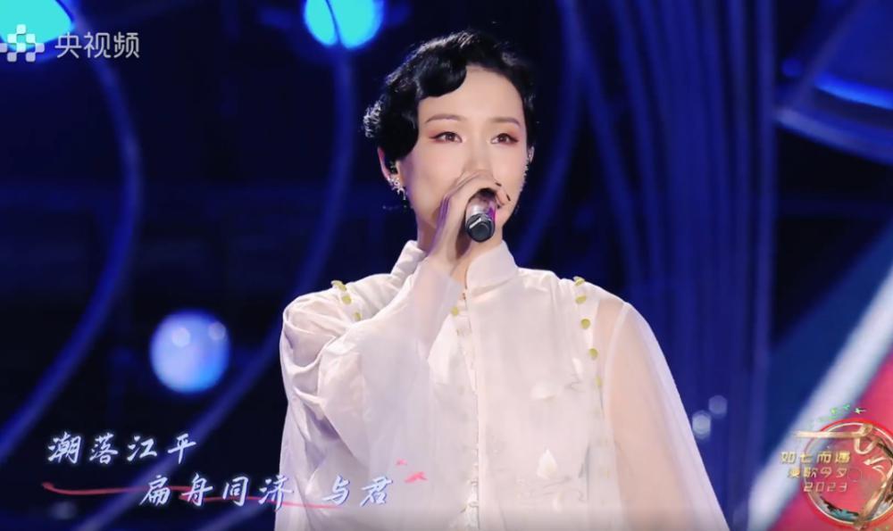 七夕这一夜，毛晓彤甜美似少女，陈都灵如美人鱼，曾黎端庄唱戏腔