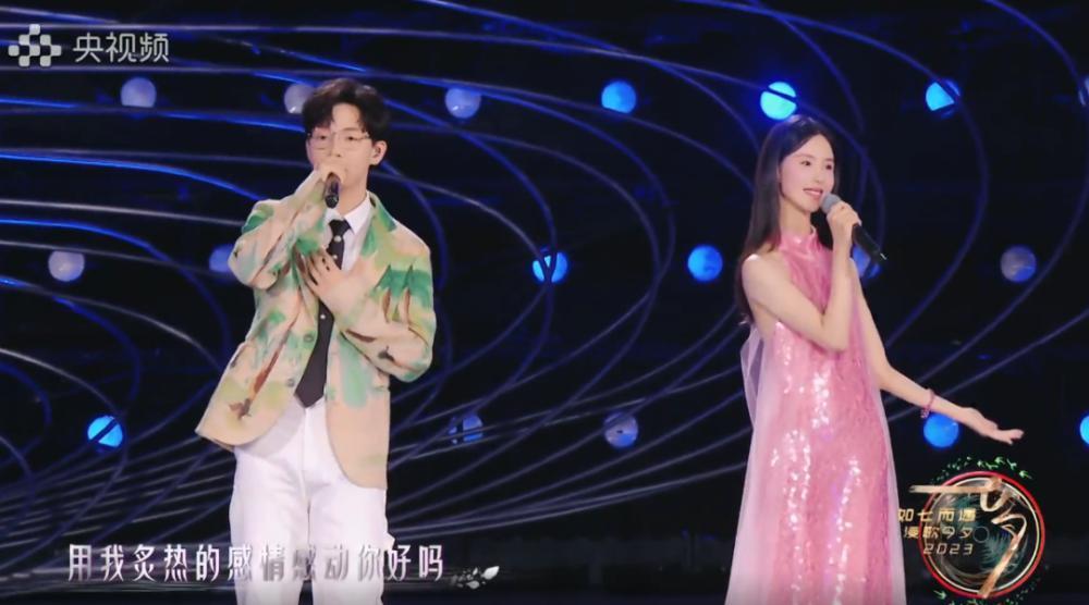 七夕这一夜，毛晓彤甜美似少女，陈都灵如美人鱼，曾黎端庄唱戏腔