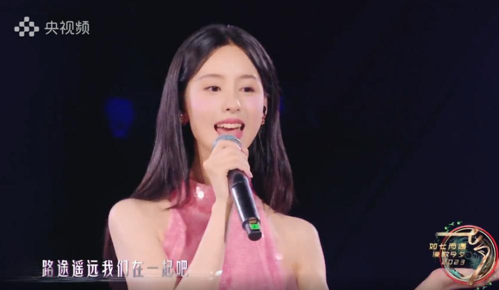 七夕这一夜，毛晓彤甜美似少女，陈都灵如美人鱼，曾黎端庄唱戏腔