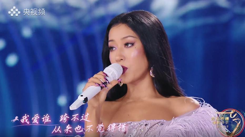 七夕这一夜，毛晓彤甜美似少女，陈都灵如美人鱼，曾黎端庄唱戏腔