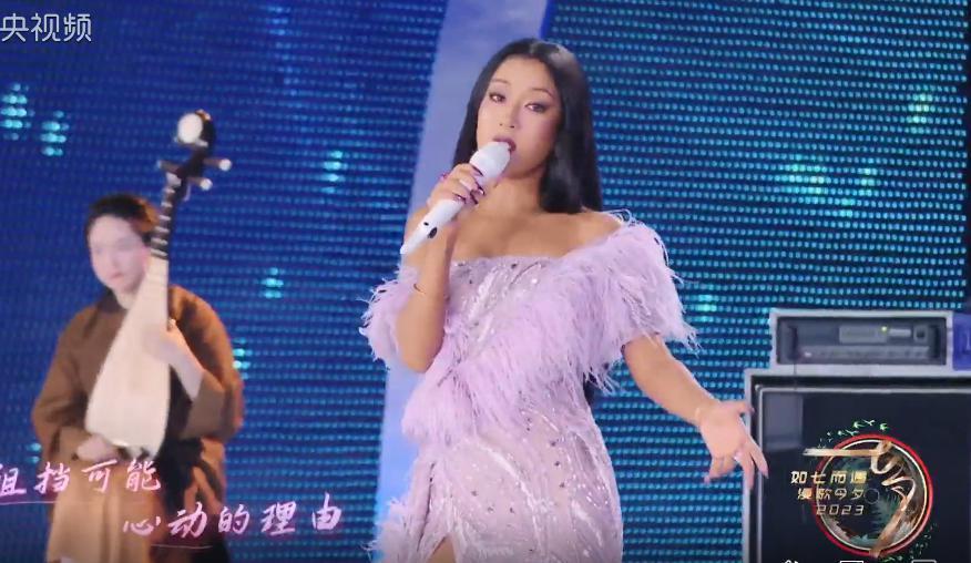 七夕这一夜，毛晓彤甜美似少女，陈都灵如美人鱼，曾黎端庄唱戏腔