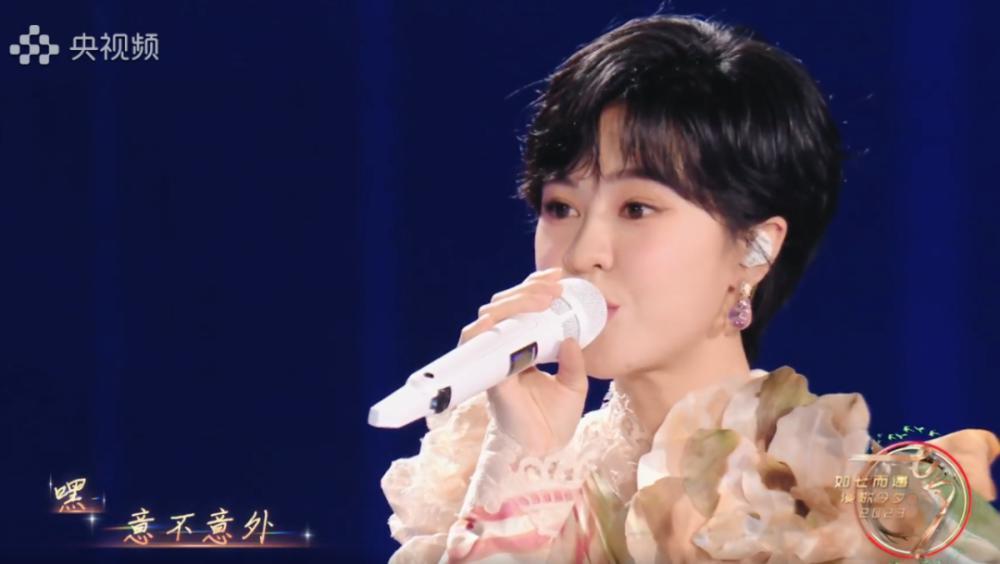 七夕这一夜，毛晓彤甜美似少女，陈都灵如美人鱼，曾黎端庄唱戏腔